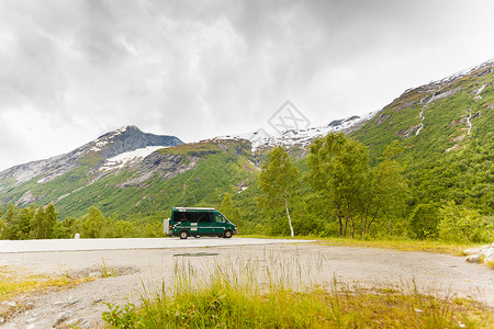旅游度假旅游露营车挪威山脉景观挪威山区的露营车背景图片