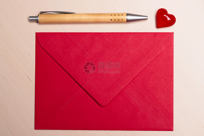 红色空白信封,小心笔木制表情人节卡片,爱情婚礼问候图片