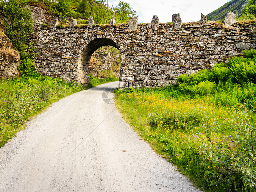 穿过挪威山脉的老路旅行旅游挪威山区的旧公路景观图片