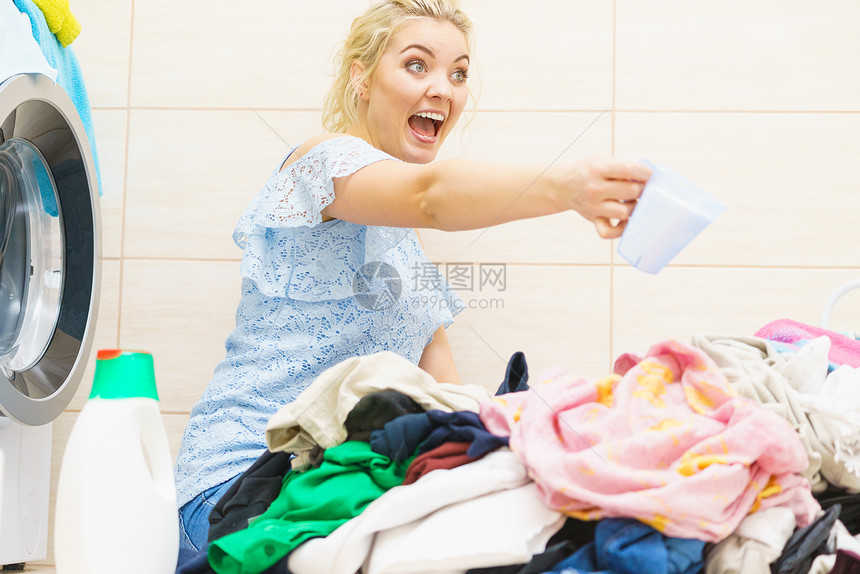 女士展示洗衣粉洗涤剂量杯家务,衣服洗衣,Obejcts女人展示洗衣粉图片
