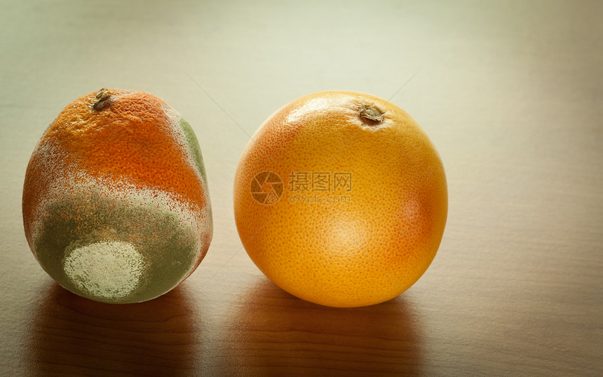 木桌上成熟发霉的葡萄皮健康水果腐烂水果的区别机食品营养图片