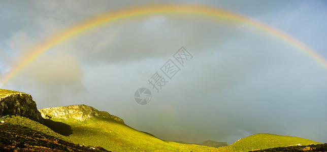 美丽的彩虹黑暗的天空与雨后的云天气预报,大自然中的美丽黑暗天空上的彩虹图片