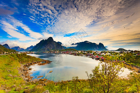 美丽的风景峡湾景观与雷恩村,海岸自然与尖锐的高山峰,洛芬岛北部挪威旅游目的地峡湾山脉景观洛芬诺威背景