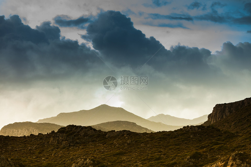 乌云喜怒无常,暴风雨过后,山上山上雾另类希腊景观黑暗多云的天空山丘图片