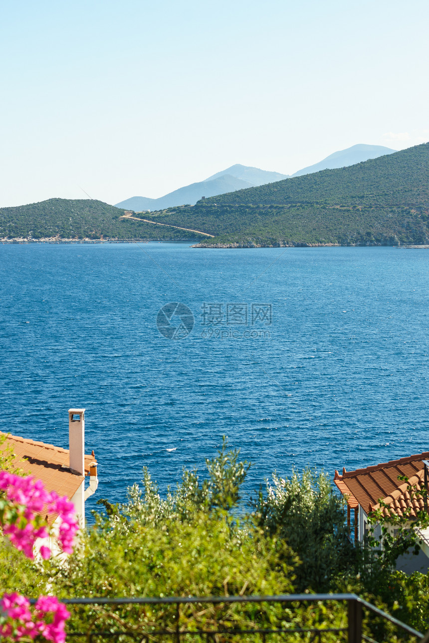 希腊的夏天温暖的天气中,美丽的希腊海岸线靠近海岸图片