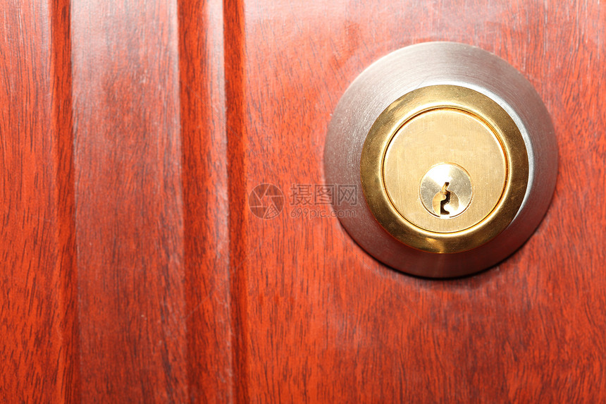 木制门口闪亮的钥匙孔,没背景图片