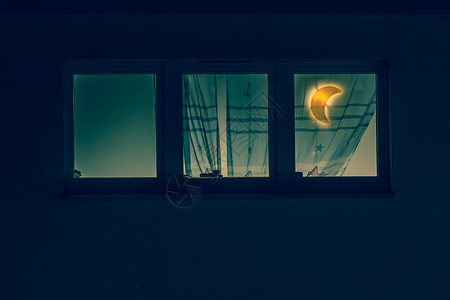 晚上农村的房子,窗户房间里,灯的形式月亮房间里月光的窗户图片