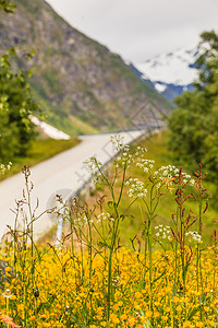 穿过挪威山脉的路美丽的风景旅行旅游挪威山区的道路景观正运行高清图片素材
