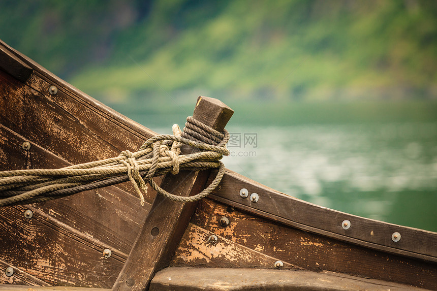 自然峡湾岸边户外的部分旧木船旧木船特写的部分图片