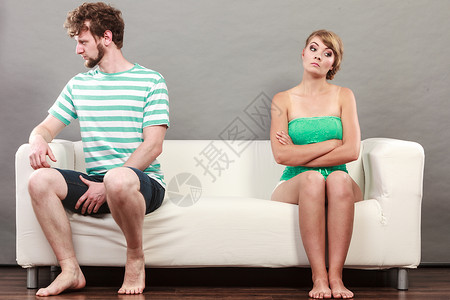 糟糕的关系分歧的男人女人轻的夫妇吵架后坐沙发上生气了图片