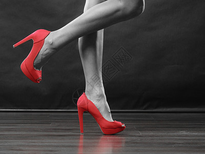 女时尚特写红色高跟鞋把时尚鞋钉感的女腿上图片