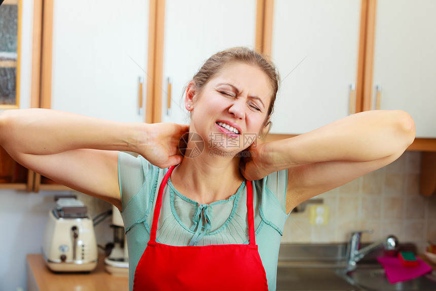 过度劳累的成熟女患颈部疼痛厨房里压力很大的女人劳累过度的女人患颈部疼痛图片