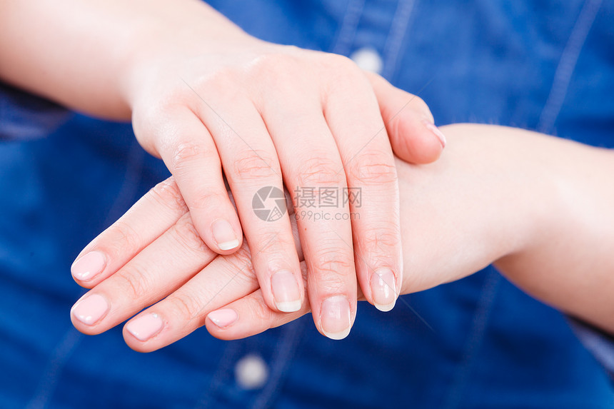 美甲卫生部分身体休闲女呈现双手手指女孩用只手涂上混合指甲油,另只手涂女人送手指甲图片