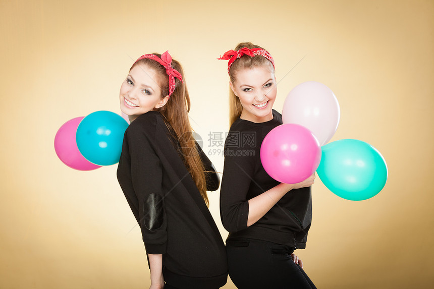 准备生日派两个可爱的快乐复古女孩准备庆祝微笑快乐的女人带着五颜六色的气球复古女孩准备气球生日派图片