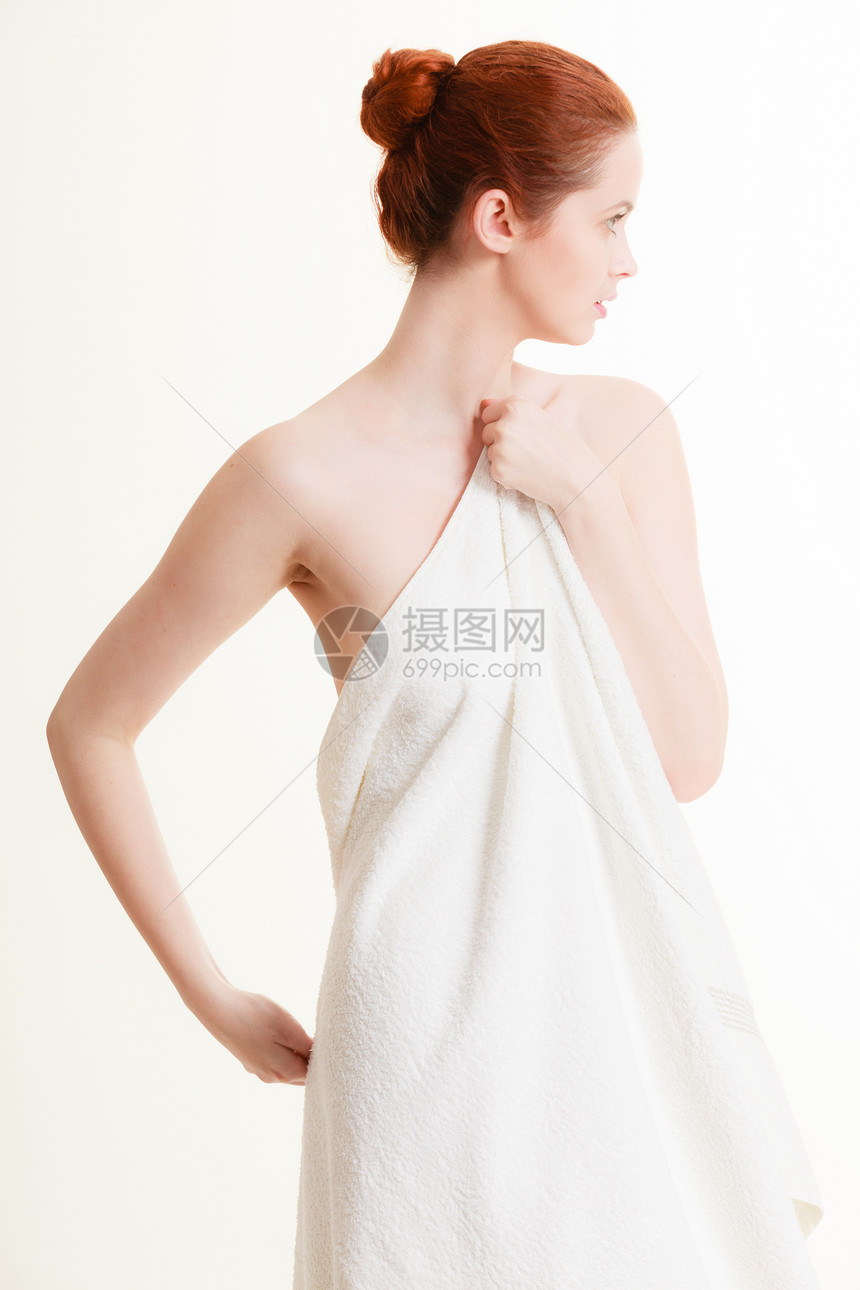 女身体的美女人用白色浴巾遮住自己迷人的女士水疗按摩谐活力穿着白色浴巾的美女图片