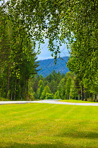 穿过夏季挪威山脉的道路美丽的风景旅行旅游挪威山区的道路景观夏天高清图片素材