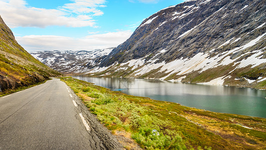 穿过挪威山脉的路美丽的风景旅行旅游挪威山区的道路景观北欧高清图片素材