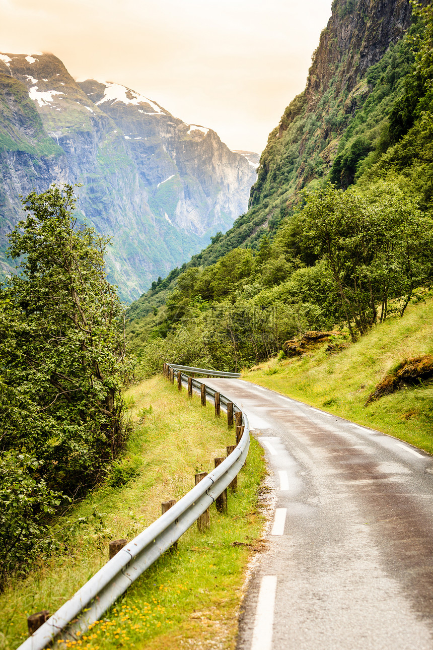 穿过夏季挪威山脉的道路阳光明媚的天气丽的绿色自然景观,背景中的森林挪威山区的道路图片