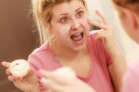 保湿护肤,化妆品,皮肤科女人用手指涂霜女人用手指涂霜图片