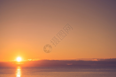 希腊海岸线清晨太阳升,希腊佩罗奔尼撒美丽的风景自然风光日出时的希腊海岸背景