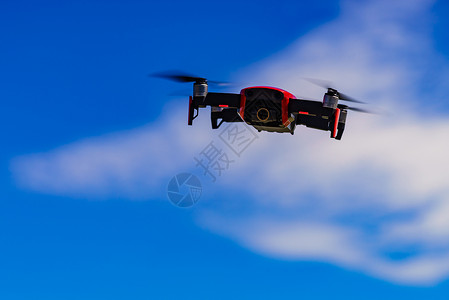 无人机飞过天空背景,拍照录像无人机飞过天空背景图片