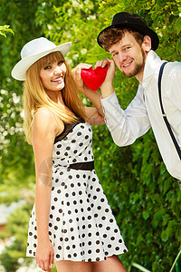 暑假爱情关系约会浪漫快乐夫妇复古风格与红心爱情符号户外图片