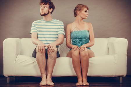糟糕的关系分歧的男人女人这轻夫妇吵架后坐家里的沙发上生气了图片
