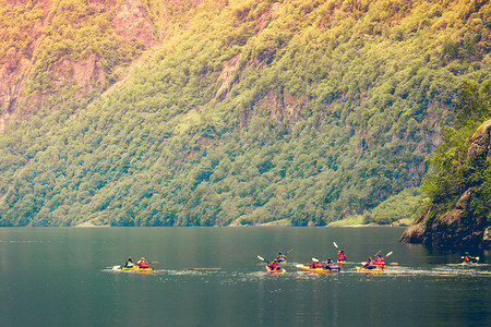 旅游度假旅游挪威的山脉峡湾人们水上皮划艇挪威的峡湾人们皮划艇背景图片