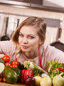 趣快乐的轻女人,烹饪厨师许多健康的蔬菜桌子上西红柿,洋葱,生菜,胡椒素食生活方式女人桌子上吃蔬菜背景图片