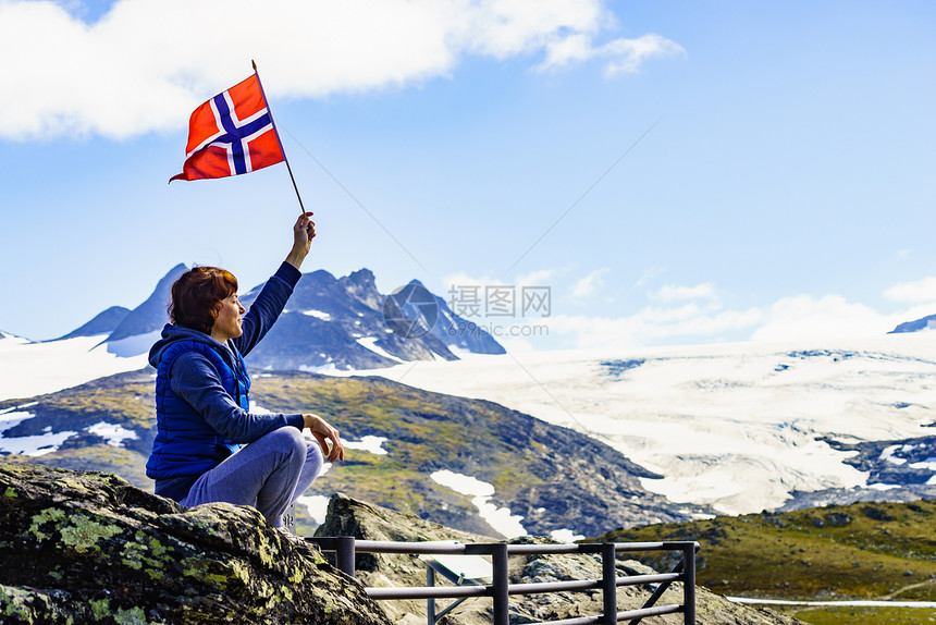 游客妇女欣赏山脉景观,举着挪威旅游景区路线55索涅夫杰莱特,挪威山上悬挂挪威的游客图片