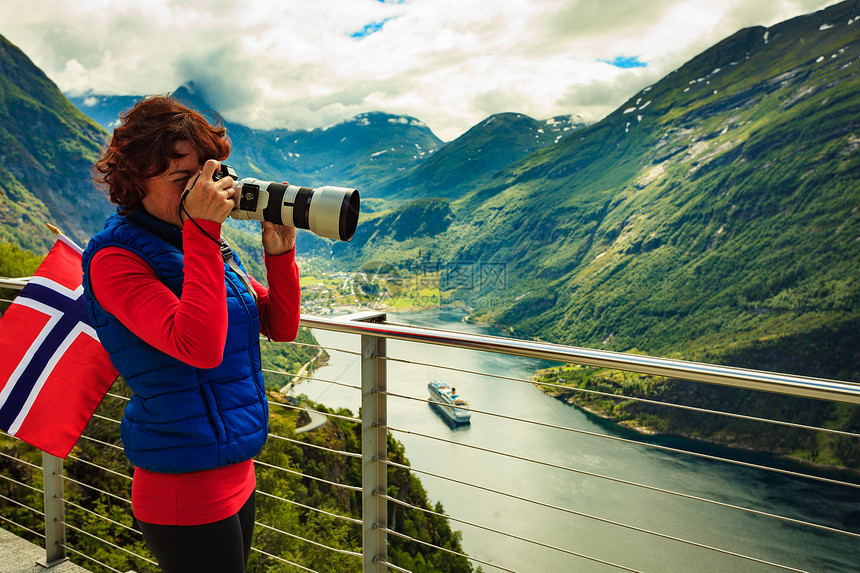 旅游假日图片旅游奥恩斯文根鹰路角度欣赏峡湾景观的女游客,用相机拍照,挪威游客拍摄峡湾景观,挪威图片