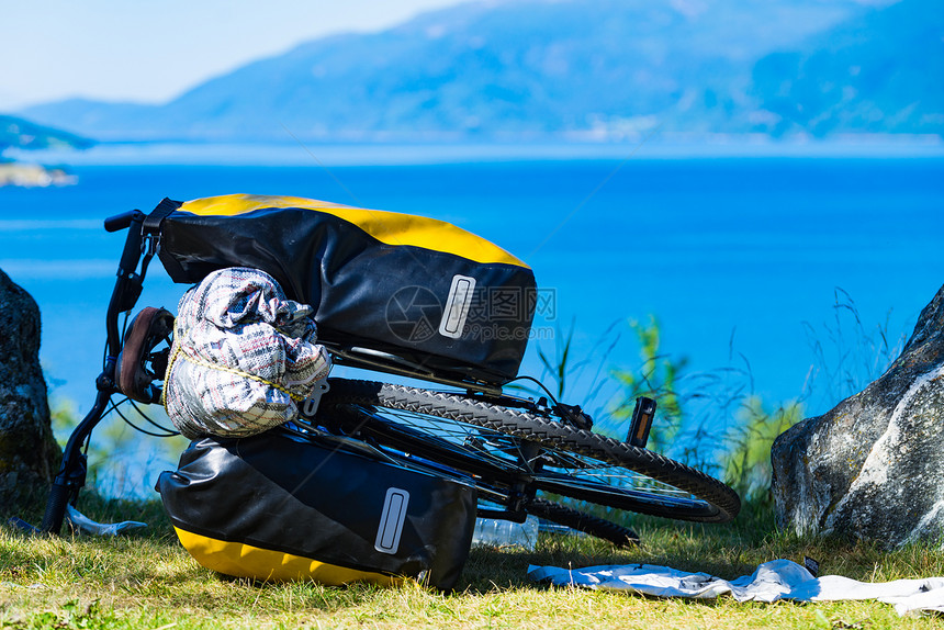 山地自行车与附加袋马鞍袋抗自然,山脉峡湾景观挪威自行车与马鞍袋自然,挪威图片
