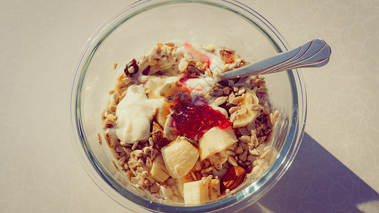 健康早餐燕麦粥,酸奶,香蕉水果葵花籽碗里,阳光明媚的早晨健康早餐燕麦片水果图片