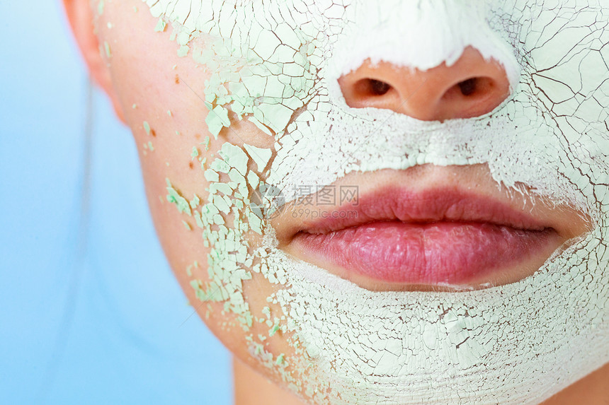 特写女用绿色白色泥膜脸上,细节视图十几岁的女孩皮肤上干裂的化妆品美容治疗护肤脸上戴着泥巴具的女孩图片