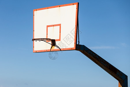 篮球板与篮箍抗蓝天运动,娱乐活动篮球篮抗蓝天背景图片