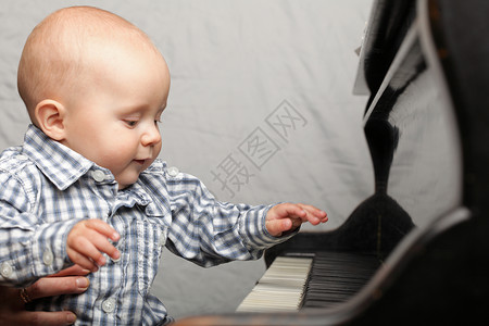 漂亮的小男孩学弹钢琴图片