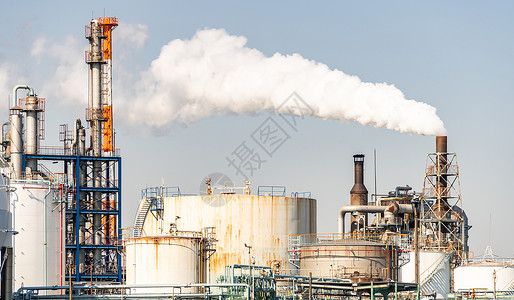 烟囱中烟气位于日本东京附近的川崎市的化工厂,拥气体储存管道结构,烟气来自烟囱背景