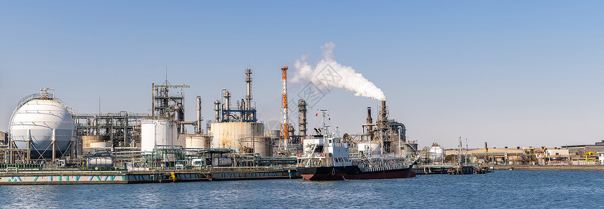 全景化工厂,气体储存管道结构与烟雾背景图片
