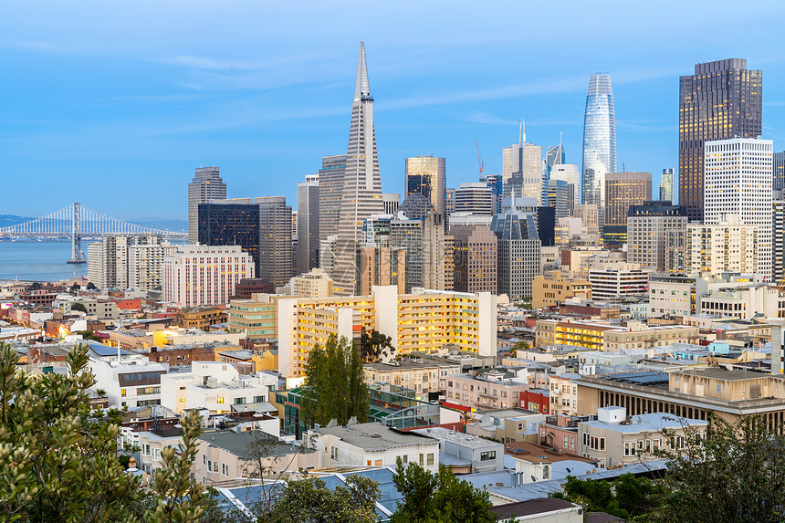 旧金山市中心天际线日落时美国加利福尼亚州旧金山的InaCoolbrithPark山鸟瞰图片