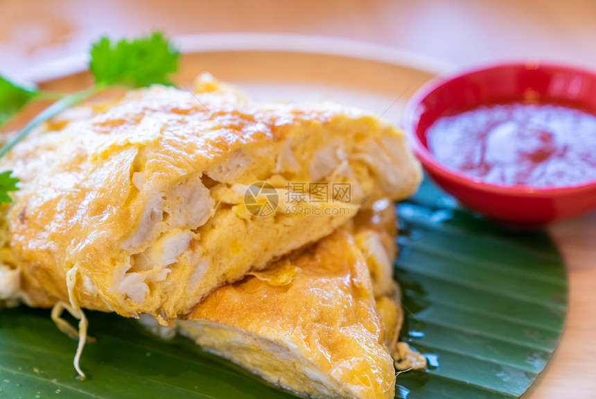 泰国煎蛋卷配螃蟹,煎蛋配蟹肉,泰国著名的街头食品木制餐桌上的餐厅菜肴图片