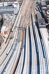 英国伦敦火车轨道火车站的鸟瞰图图片
