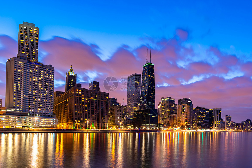 日落芝加哥天际线建筑芝加哥市中心沿密歇根湖芝加哥市伊利诺伊州美国俄亥俄街海滩米尔顿李橄榄公园图片
