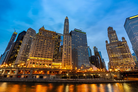 芝加哥天际线建筑沿芝加哥河芝加哥市中心芝加哥市伊利诺伊州美国日落图片