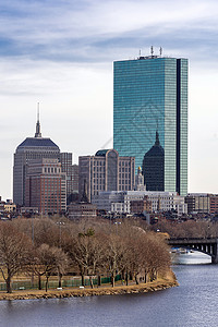 波士顿市中心城市景观沿查尔斯河与天际线建筑波士顿市,马里兰州,美国公共汽车高清图片素材