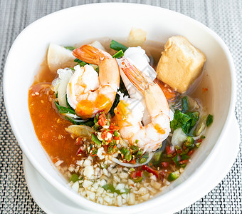 海鲜泰国苏基苏千崎搅拌粉丝辣酱与虾鱼图片素材
