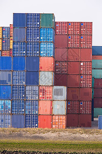 货物集装箱货物堆放码头港口,等待荷兰鹿特丹港的国际海运运输图片