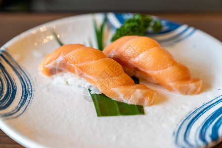 传统日式盘子中的鲑鱼寿司图片