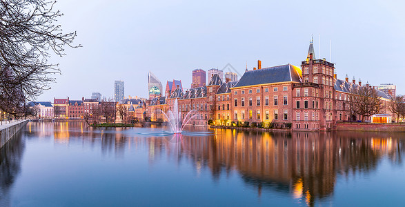 黄昏时荷兰海牙议会所地宾尼霍夫宫的全景图片