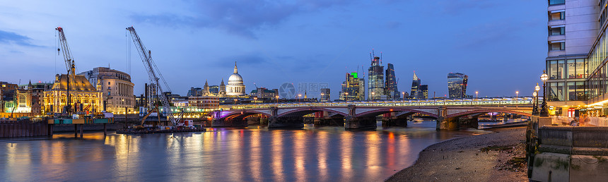 保罗大教堂全景与泰晤士河日落黄昏英国伦敦图片