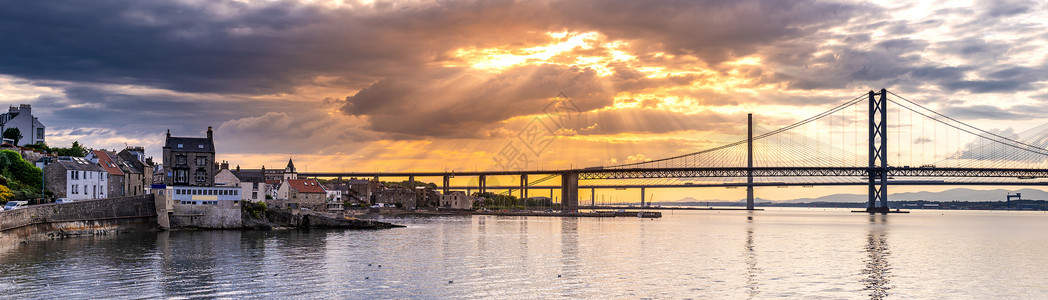 英国爱丁堡四路桥昆士弗瑞渡桥美丽的日落全景图片